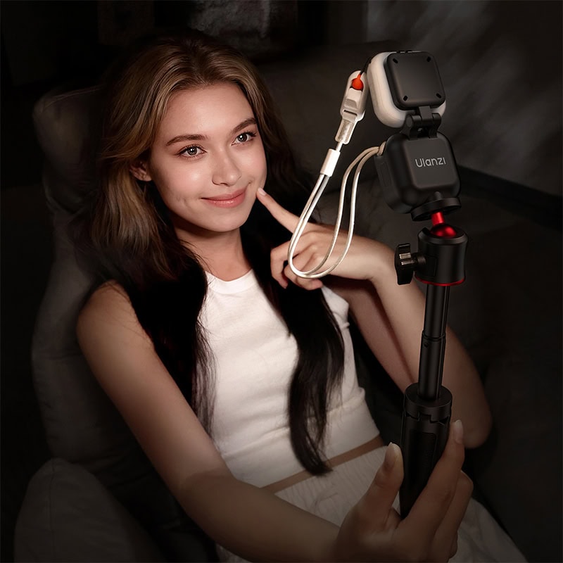 in07-gallery-24-1 Ulanzi IN07 group shot even lighting wide beam