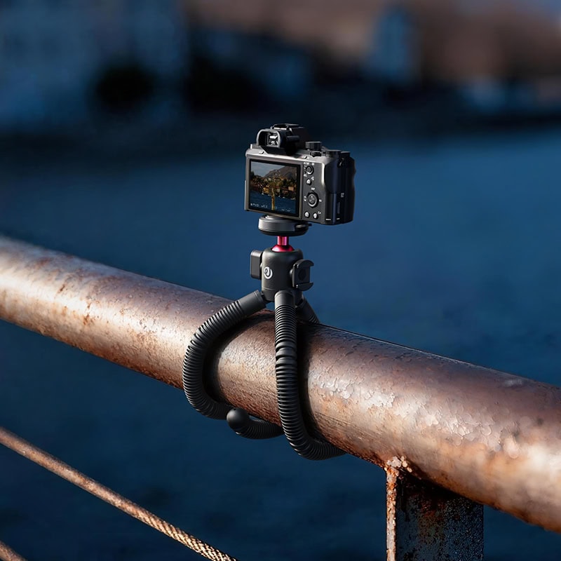 mt91-gallery-3-1 Ulanzi MT91 legs gripping rocky outdoor terrain